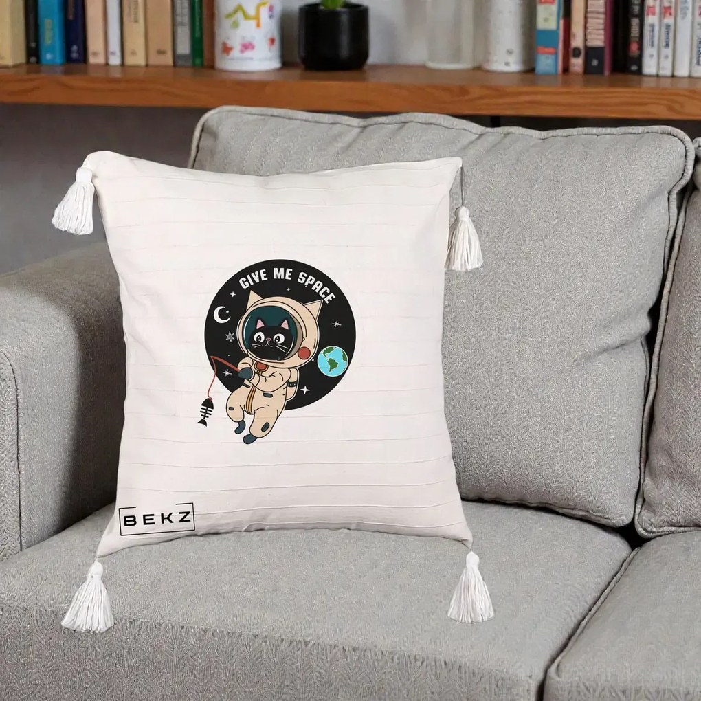 Perna Decorativa Give Me Space Pisica Astronaut, 40x40 cm, Bej cu Franjuri, Husa Detasabila, Perna Inclusa, BEKZ®