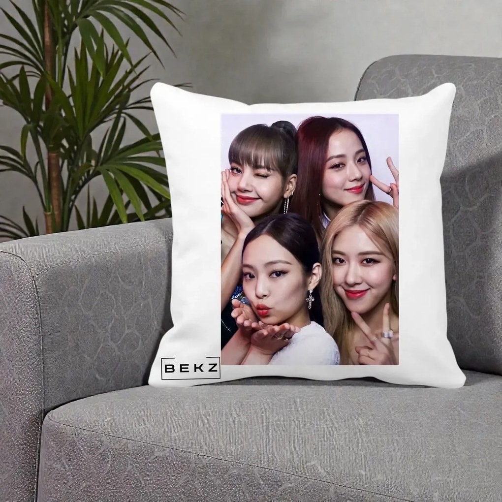Perna Personalizata K-pop BLACKPINK Foto Grup Selfie 4 Membre, 40x40 cm, Alba Mata, Husa Detasabila, Perna Inclusa, BEKZ®