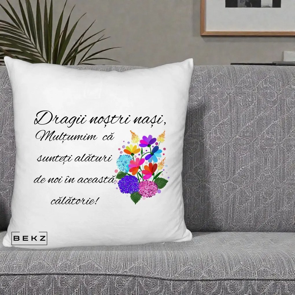 Cadou pentru Nasi - Perna Personalizata Dragii Nostri Nasi Multumim cu Flori Multicolore, 40x40 cm, Alb Pufos, Husa Detasabila, Perna Inclusa, BEKZ®