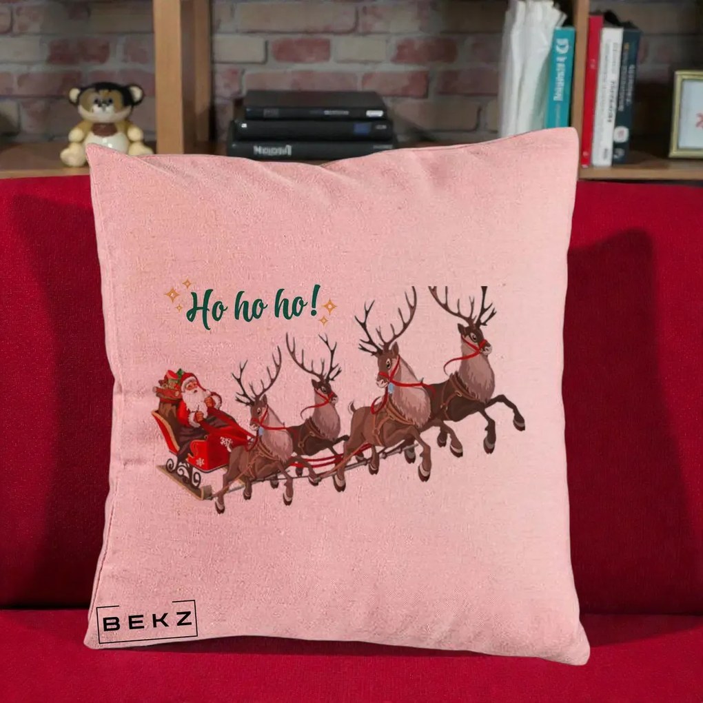 Perna Decorativa Ho Ho Ho Mos Craciun cu Sanie si Reni, 40x40 cm, Roz, Husa Detasabila, Perna Inclusa, BEKZ®