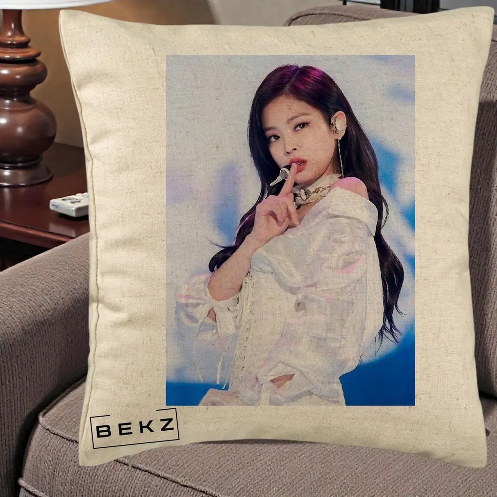 Perna Personalizata K-pop BLACKPINK Jennie Concert Alb cu Microfon, 40x40 cm, Bej, Husa Detasabila, Perna Inclusa, BEKZ®