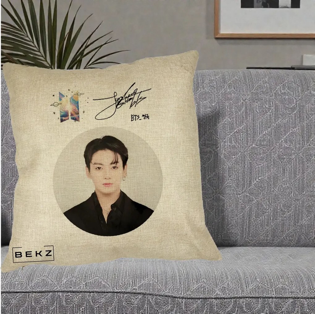 Perna Personalizata K-pop BTS Jungkook Portret cu Autograf, 40x40 cm, Crem, Husa Detasabila, Perna Inclusa, BEKZ®