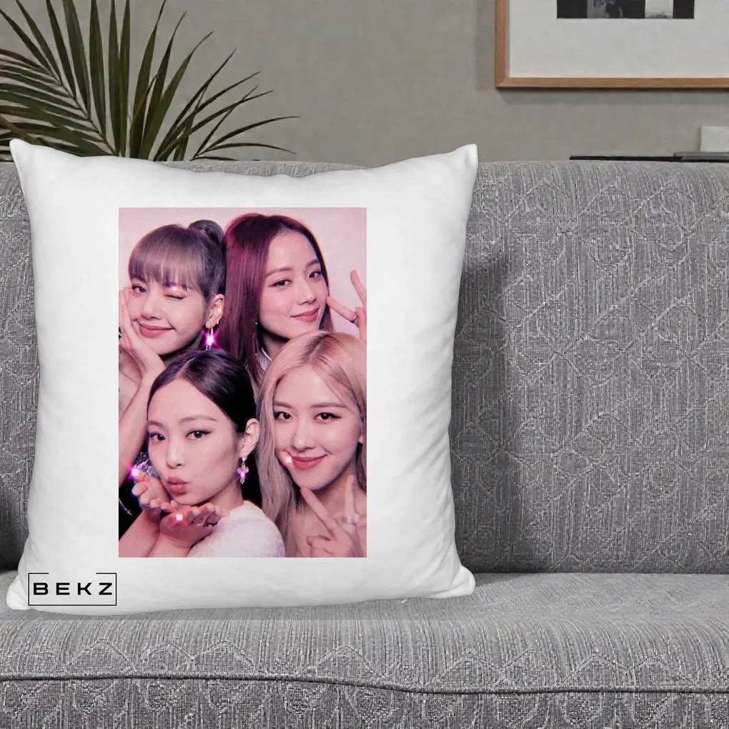 Perna Personalizata K-pop BLACKPINK Foto Grup Selfie Roz cu Glitter, 40x40 cm, Alb Pufos, Husa Detasabila, Perna Inclusa, BEKZ®