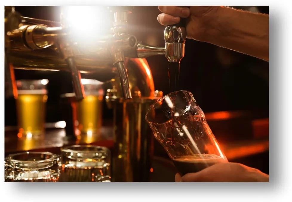 Tapet Premium Canvas - Barman punand bere in pahar