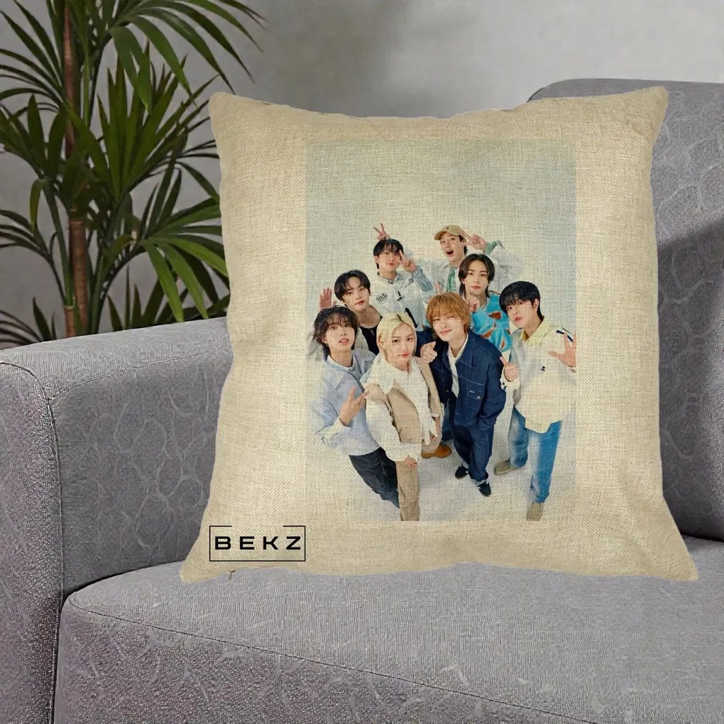 Perna Personalizata K-pop Stray Kids Foto Grup Alb cu 8 Membrii de Sus, 40x40 cm, Crem, Husa Detasabila, Perna Inclusa, BEKZ®