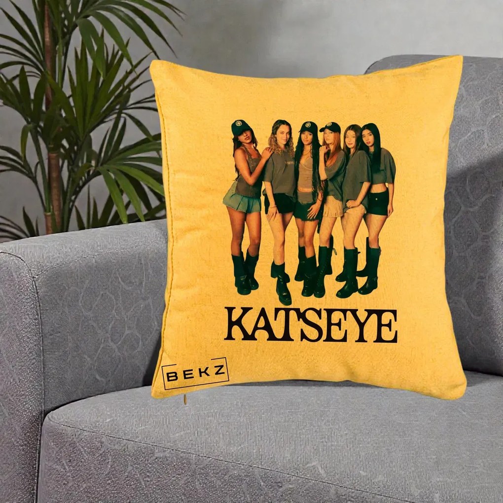 Perna Personalizata K-pop KATSEYE Grup Foto Tinute Gri, 40x40 cm, Galben, Husa Detasabila, Perna Inclusa, BEKZ®