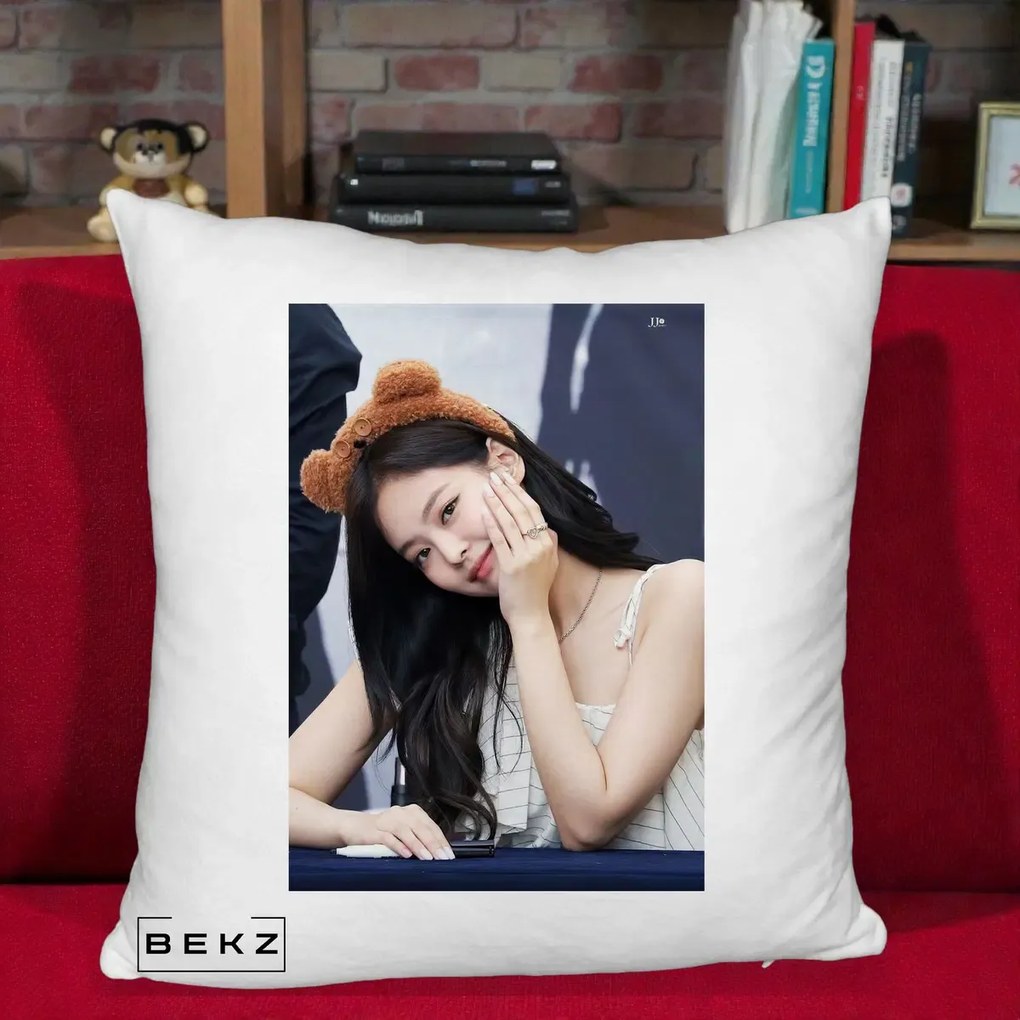 Perna Personalizata K-pop BLACKPINK Jennie Cute cu Diadema Ursulet, 40x40 cm, Alb Pufos, Husa Detasabila, Perna Inclusa, BEKZ®