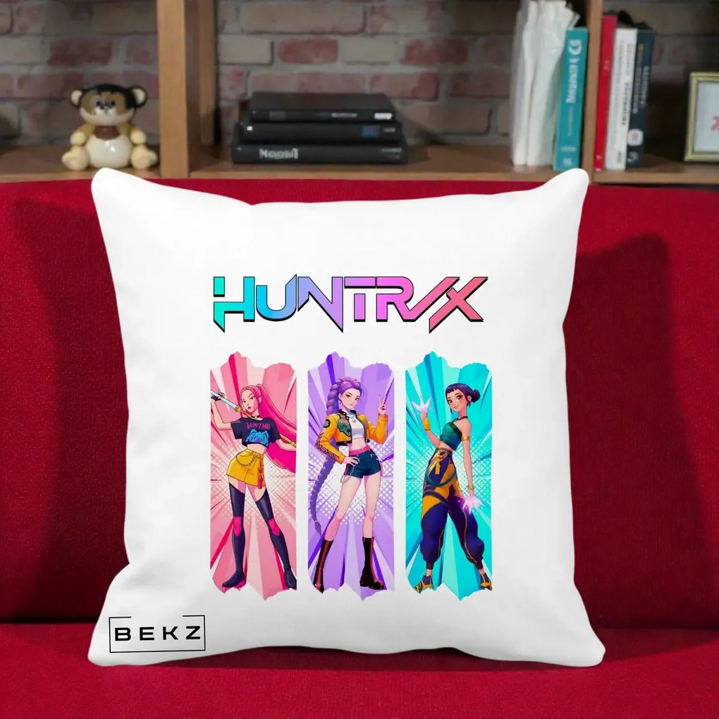 Perna Personalizata K-pop HUNTRX Trio cu Pisica in Benzi, 40x40 cm, Alba Mata, Husa Detasabila, Perna Inclusa, BEKZ®