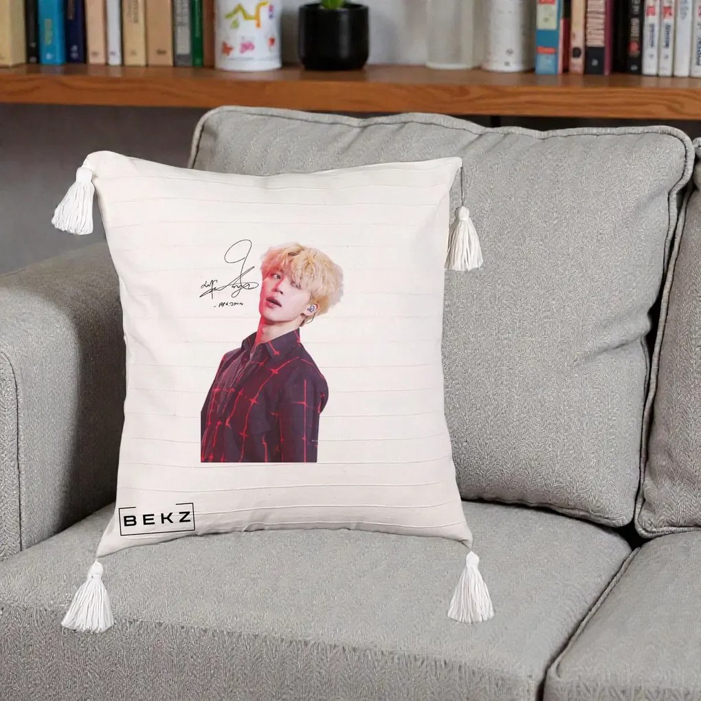 Perna Personalizata K-pop BTS Jimin Portret Artistic par Blond Autograf, 40x40 cm, Bej cu Franjuri, Husa Detasabila, Perna Inclusa, BEKZ®