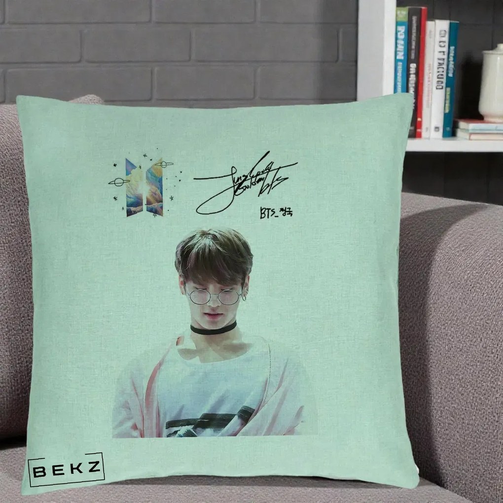 Perna Personalizata K-pop BTS Jungkook Portret cu Ochelari Autograf, 40x40 cm, Verde Menta, Husa Detasabila, Perna Inclusa, BEKZ®
