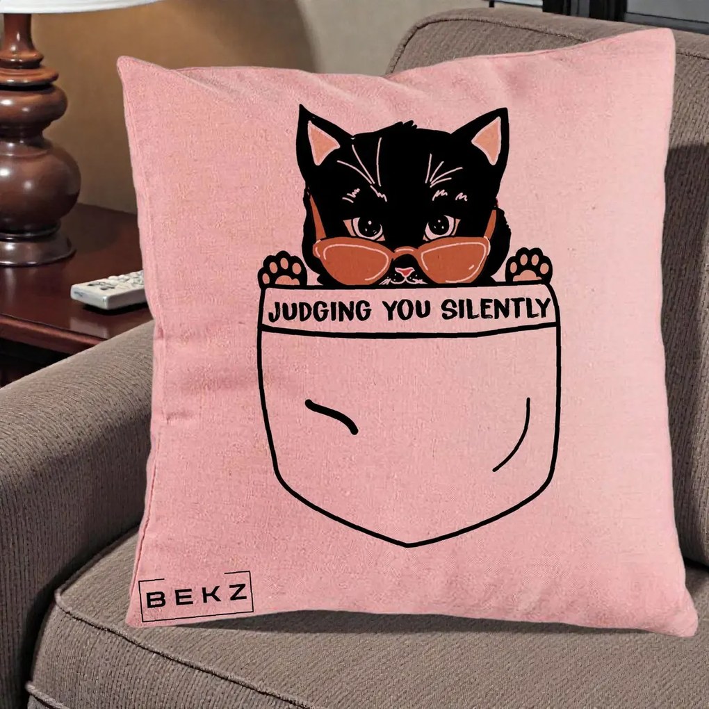 Perna Decorativa Judging You Silently Pisica Buzunar, 40x40 cm, Roz, Husa Detasabila, Perna Inclusa, BEKZ®