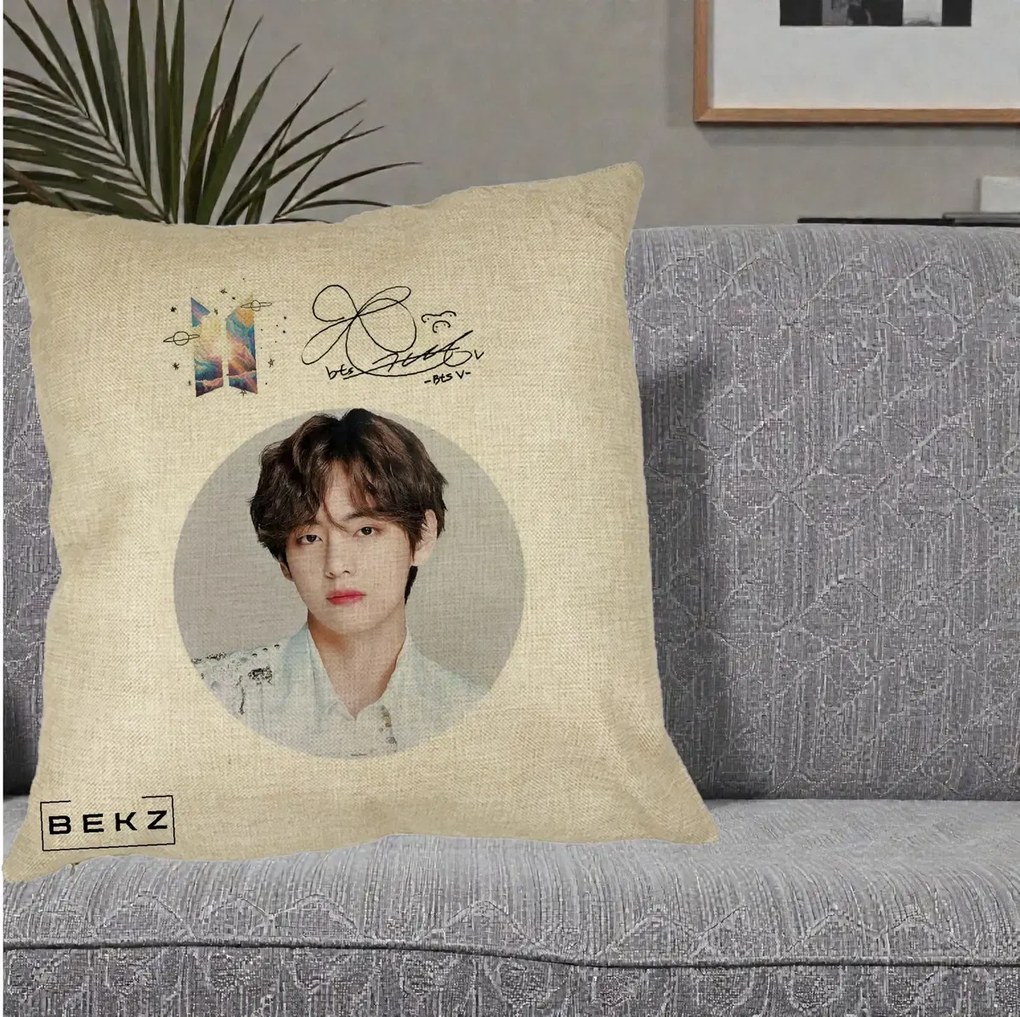 Perna Personalizata K-pop BTS V Taehyung Portret Cerc Autograf, 40x40 cm, Crem, Husa Detasabila, Perna Inclusa, BEKZ®
