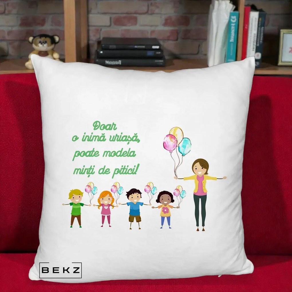 Cadou pentru Educatoare - Perna Personalizata Doar o Inima Uriasa poate Modela Minti de Pitici cu Educatoare si Baloane, 40x40 cm, Alb Pufos, Husa Detasabila, Perna Inclusa, BEKZ®