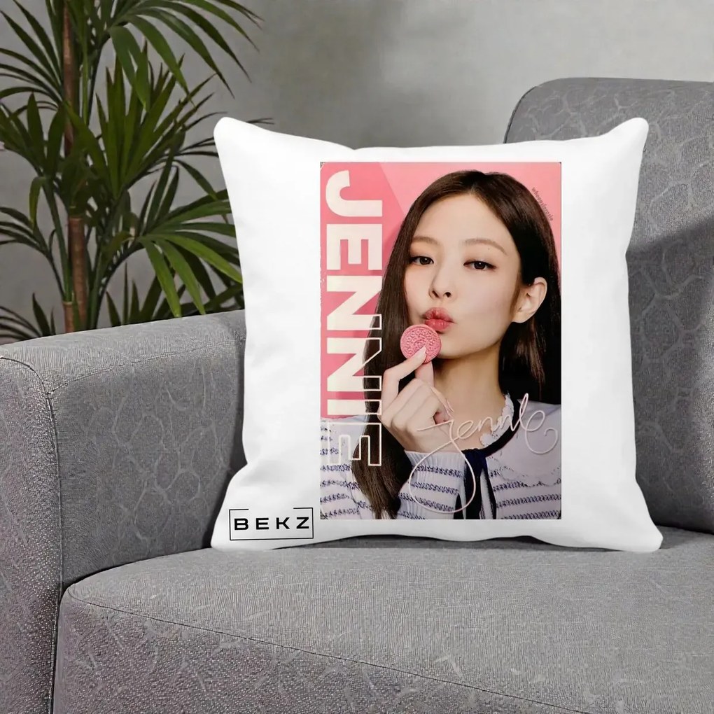 Perna Personalizata K-pop BLACKPINK Jennie cu Semnatura si Fond Roz, 40x40 cm, Alba Mata, Husa Detasabila, Perna Inclusa, BEKZ®
