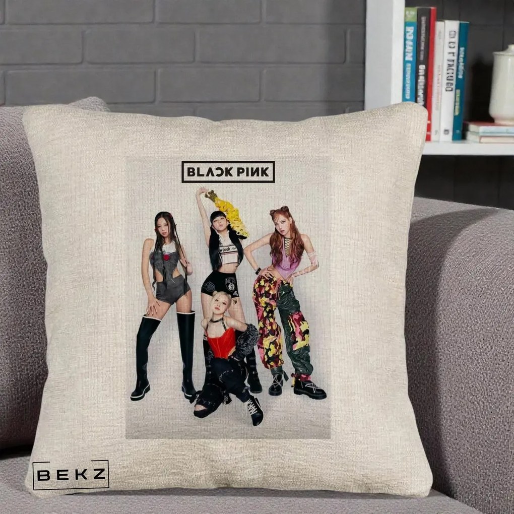 Perna Personalizata K-pop BLACKPINK Fotografie Grup Tinute Edgy, 40x40 cm, Bej Canapea, Husa Detasabila, Perna Inclusa, BEKZ®