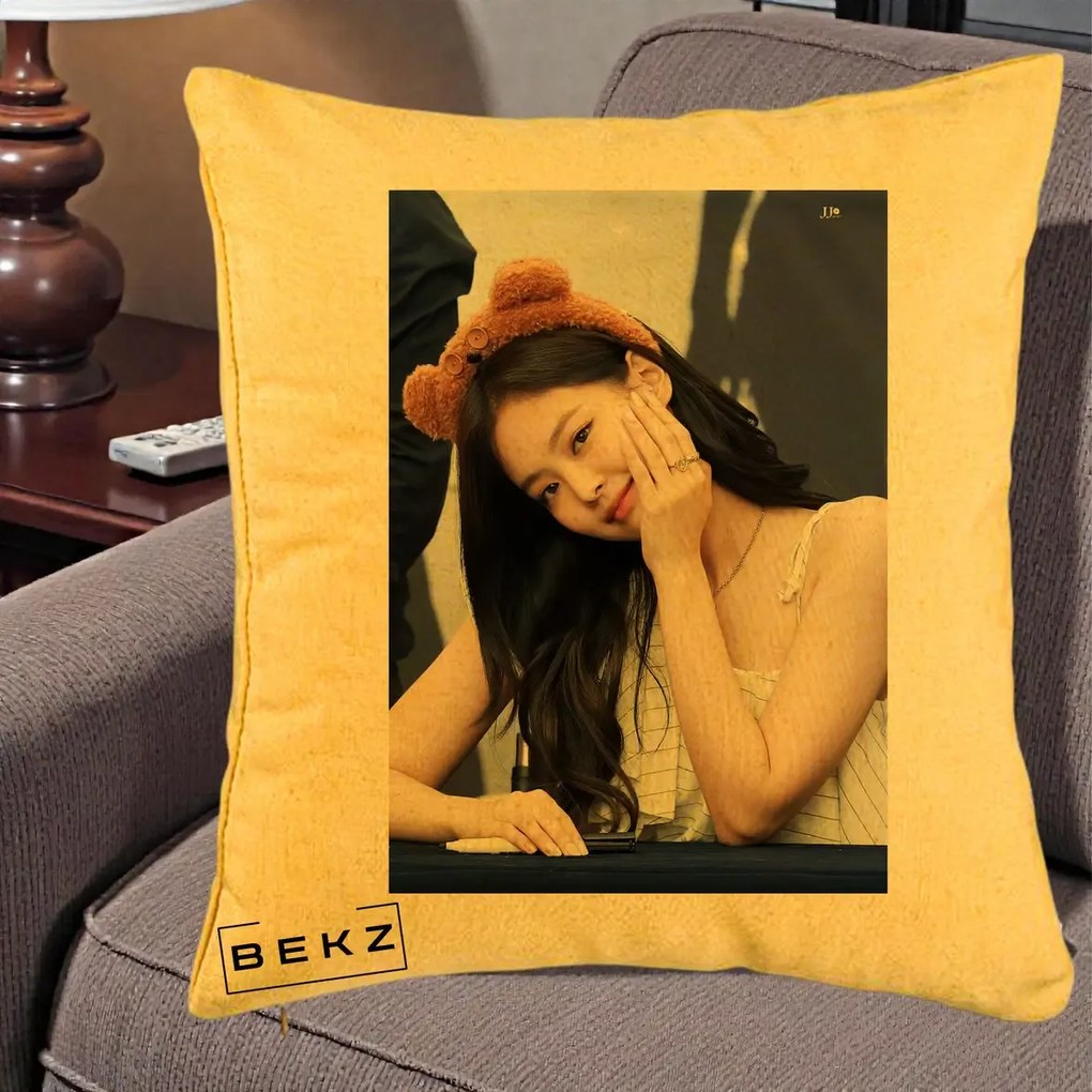 Perna Personalizata K-pop BLACKPINK Jennie Cute cu Diadema Ursulet, 40x40 cm, Galben, Husa Detasabila, Perna Inclusa, BEKZ®