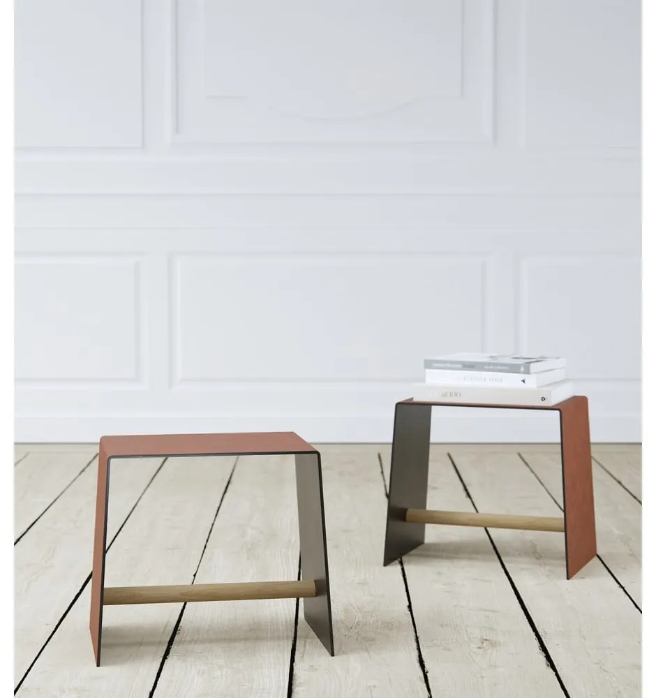 Scaun maro coniac din metal Bull – LIND DNA