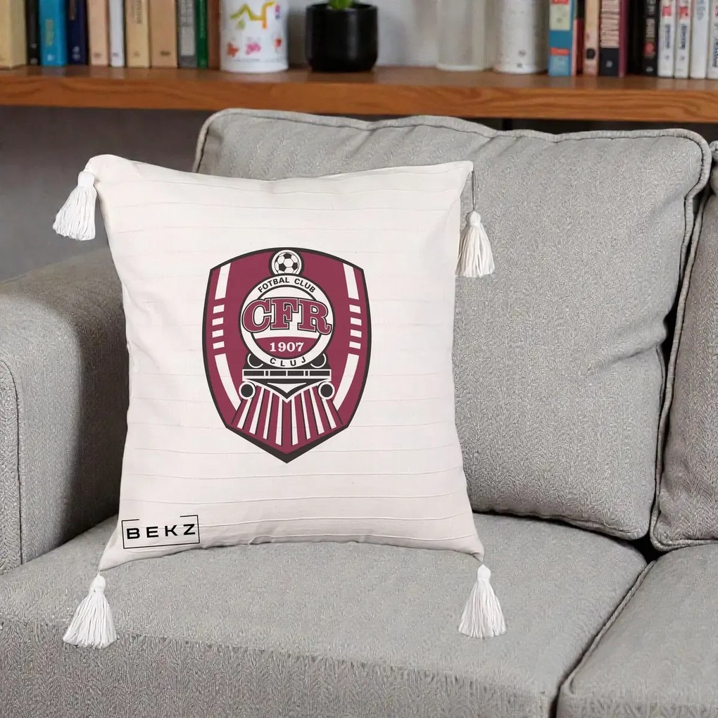 Perna Personalizata CFR Cluj Fotbal Club 1907, 40x40 cm, Bej cu Franjuri, Husa Detasabila, Perna Inclusa, BEKZ®