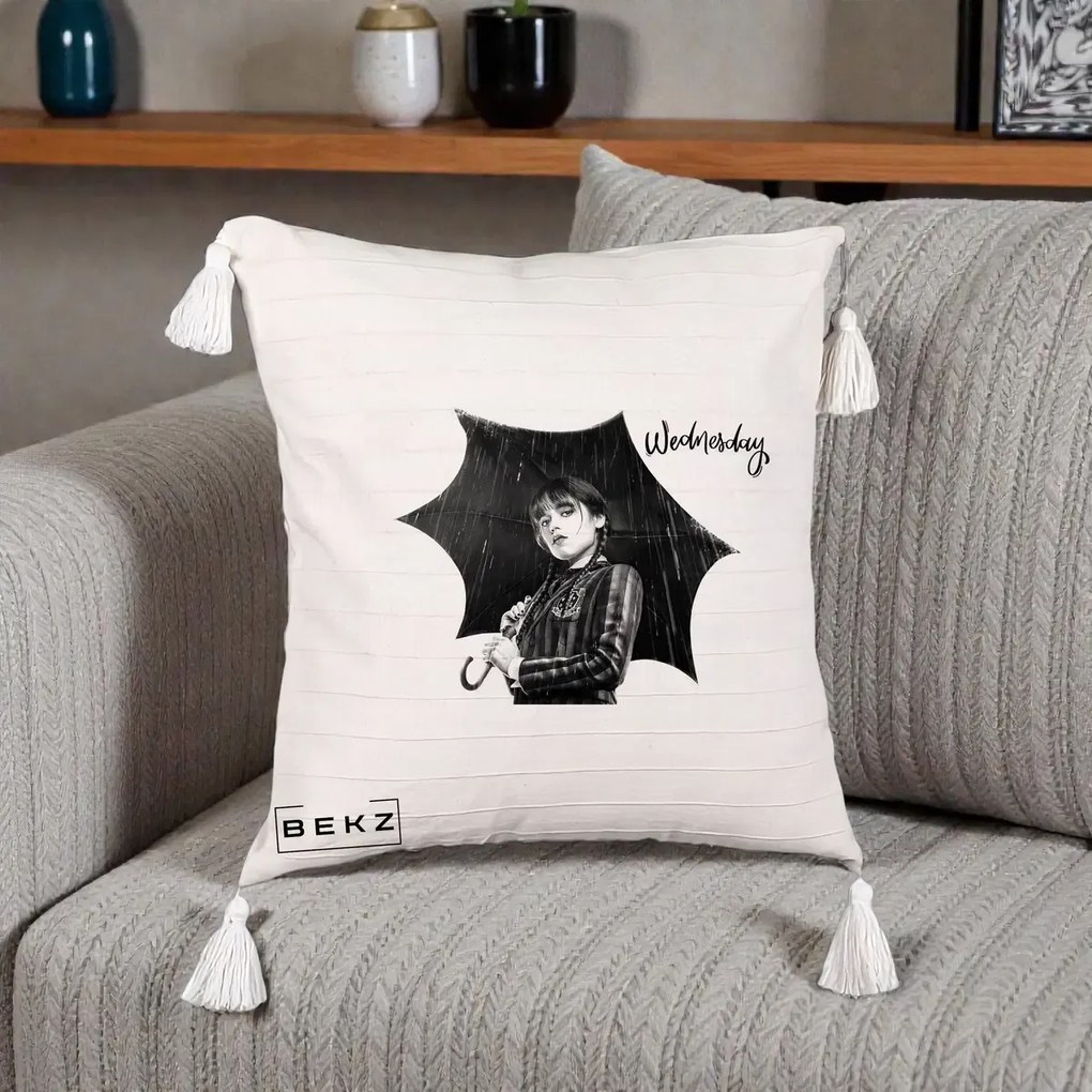 Perna Personalizata Wednesday Addams cu Umbrela Foto, 40x40 cm, Bej cu Franjuri, Husa Detasabila, Perna Inclusa, BEKZ®
