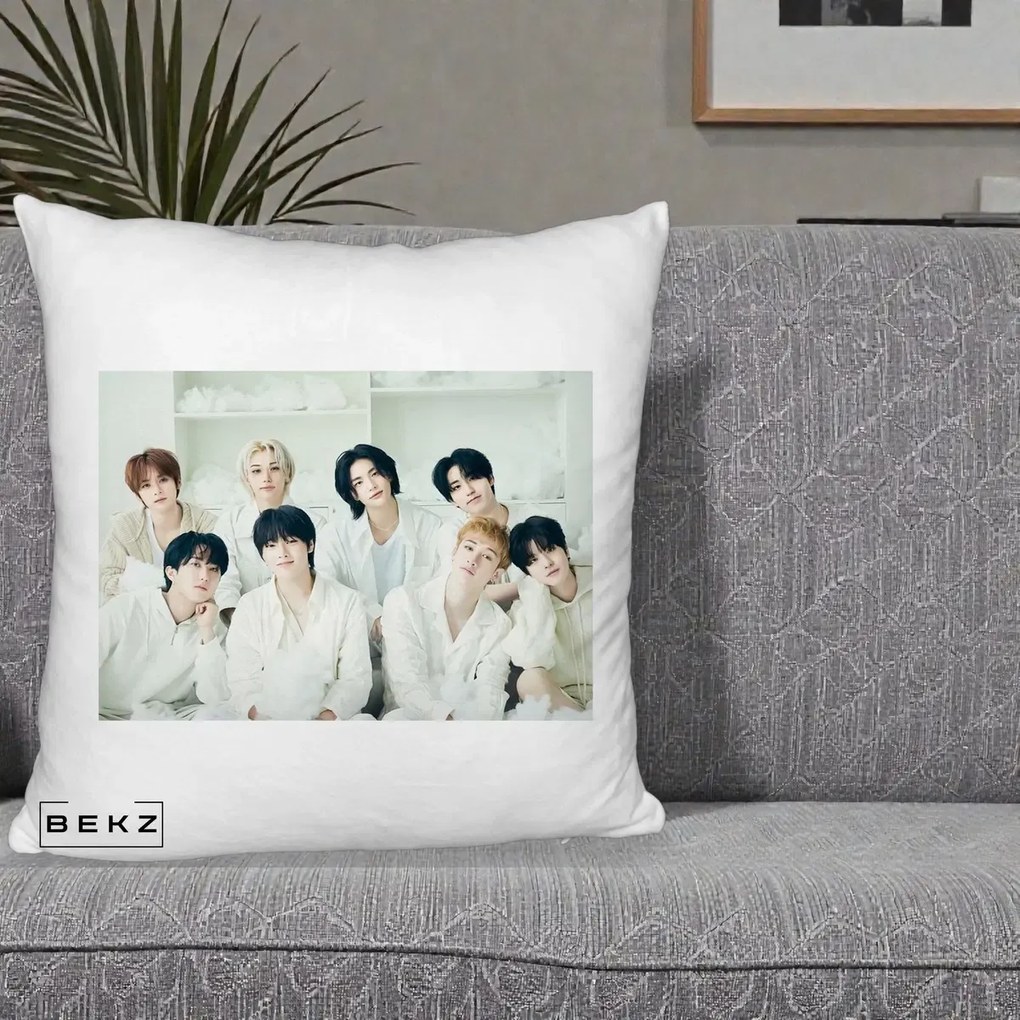 Perna Personalizata K-pop Stray Kids Foto Grup Alb All-White cu 8 Membrii, 40x40 cm, Alb Pufos, Husa Detasabila, Perna Inclusa, BEKZ®