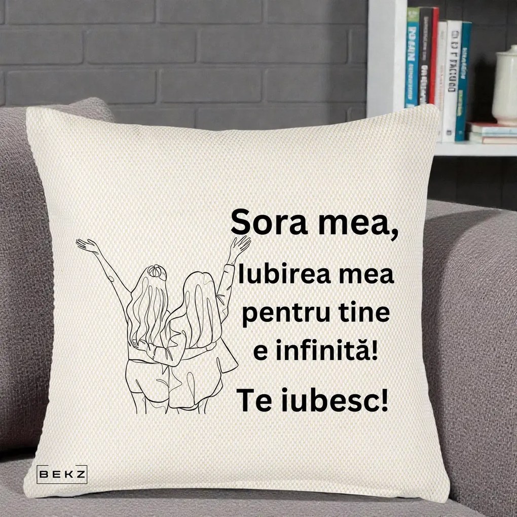Cadou pentru Sora - Perna Personalizata Sora Mea Te Iubesc Line Art Doua Fete cu Brate Ridicate, 40x40 cm, Crem Reliefat, Husa Detasabila, Perna Inclusa, BEKZ®