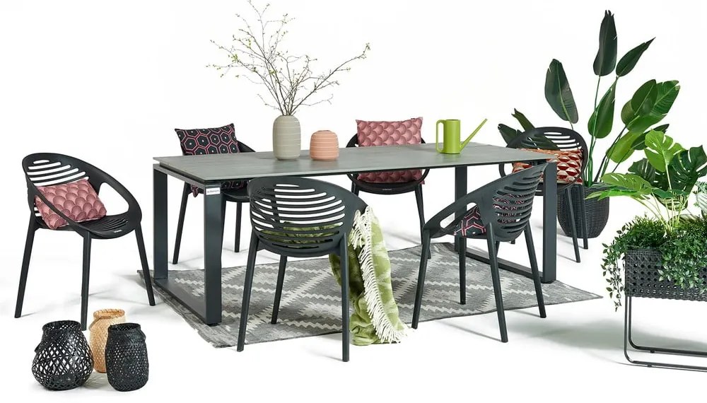 Set mobilier de grădină pentru 6 persoane cu scaune negre Joanna și masă Strong, 100 x 210 cm