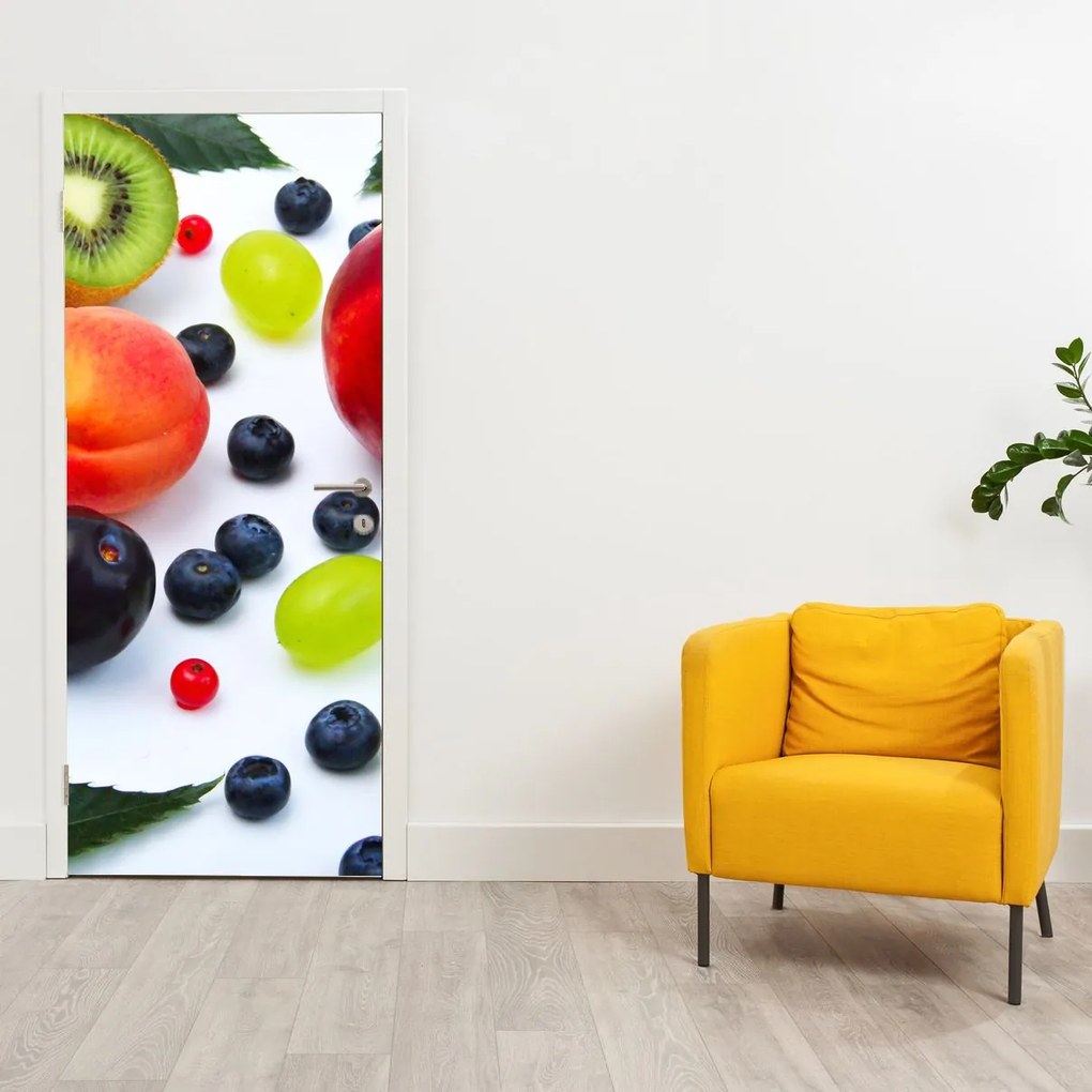 Fototapet pentru ușă - Fructe cu stropi de apă (95x205cm)