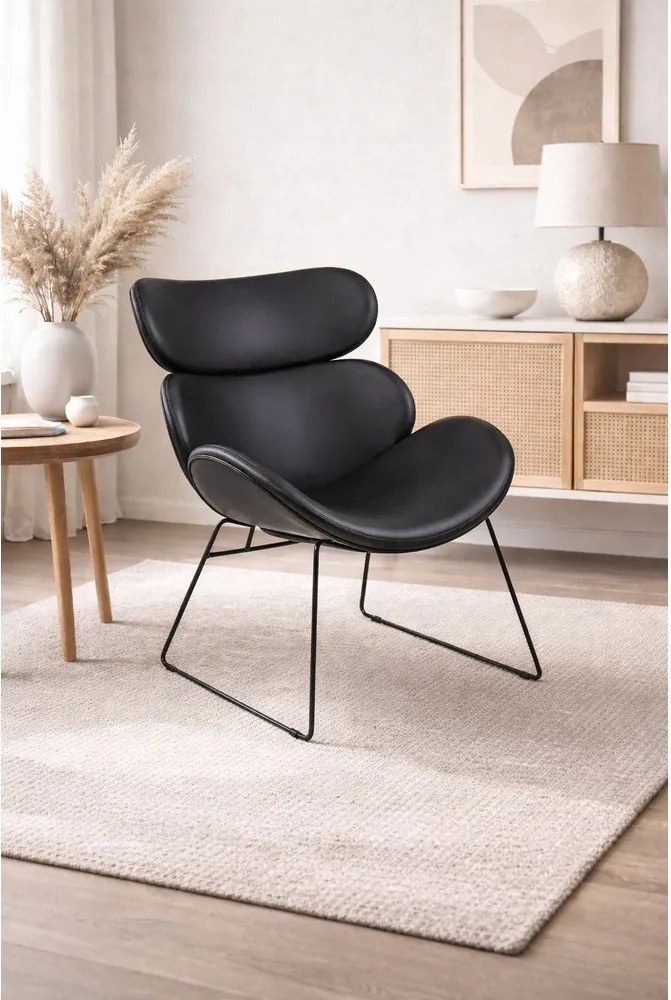 Fotoliu cu husă din imitație de piele și picioare negre Actona Cazar, negru