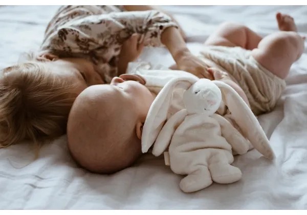 Pluș de îmbrățișat cu sunete și lumină Moonie iepuraș 2.0 cream