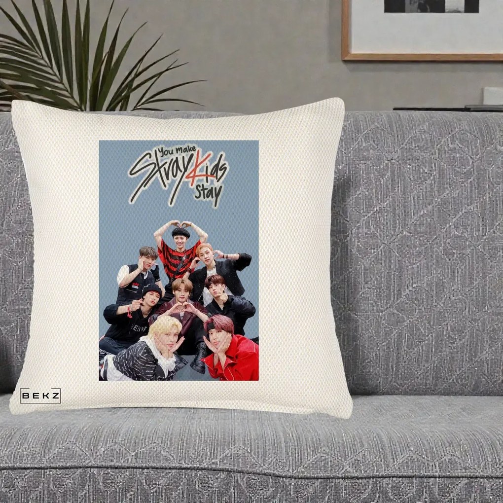 Perna Personalizata K-pop Stray Kids You Make Stray Kids Stay cu Foto Grup, 40x40 cm, Crem Reliefat, Husa Detasabila, Perna Inclusa, BEKZ®