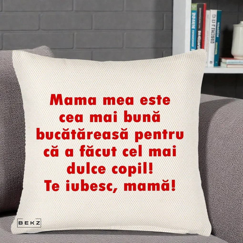 Cadou pentru Mama - Perna Personalizata Mama cea Mai Buna Bucatareasa, 40x40 cm, Crem Reliefat, Husa Detasabila, Perna Inclusa, BEKZ®