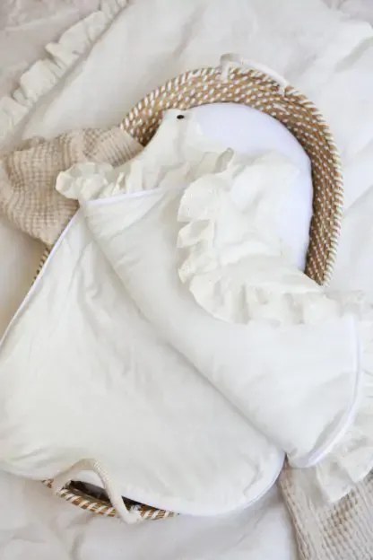 Sac de dormit pana la 9 luni, bumbac brodat Alb cu volanase by BabyLy cu umplutura antialergica BabySoft  , marimea S, 2-2,5 TOG pe tot parcursul anului