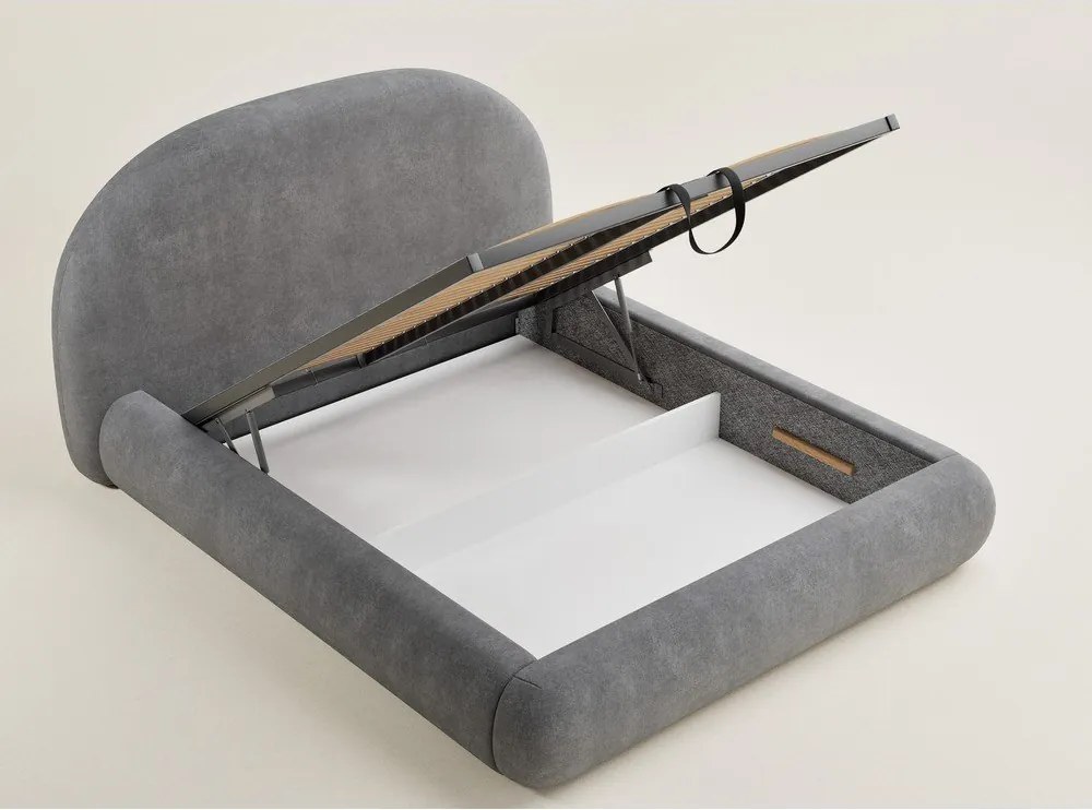 Pat matrimonial gri tapițat cu spațiu de depozitare cu somieră 140x200 cm Maumere – Maison de Rêve