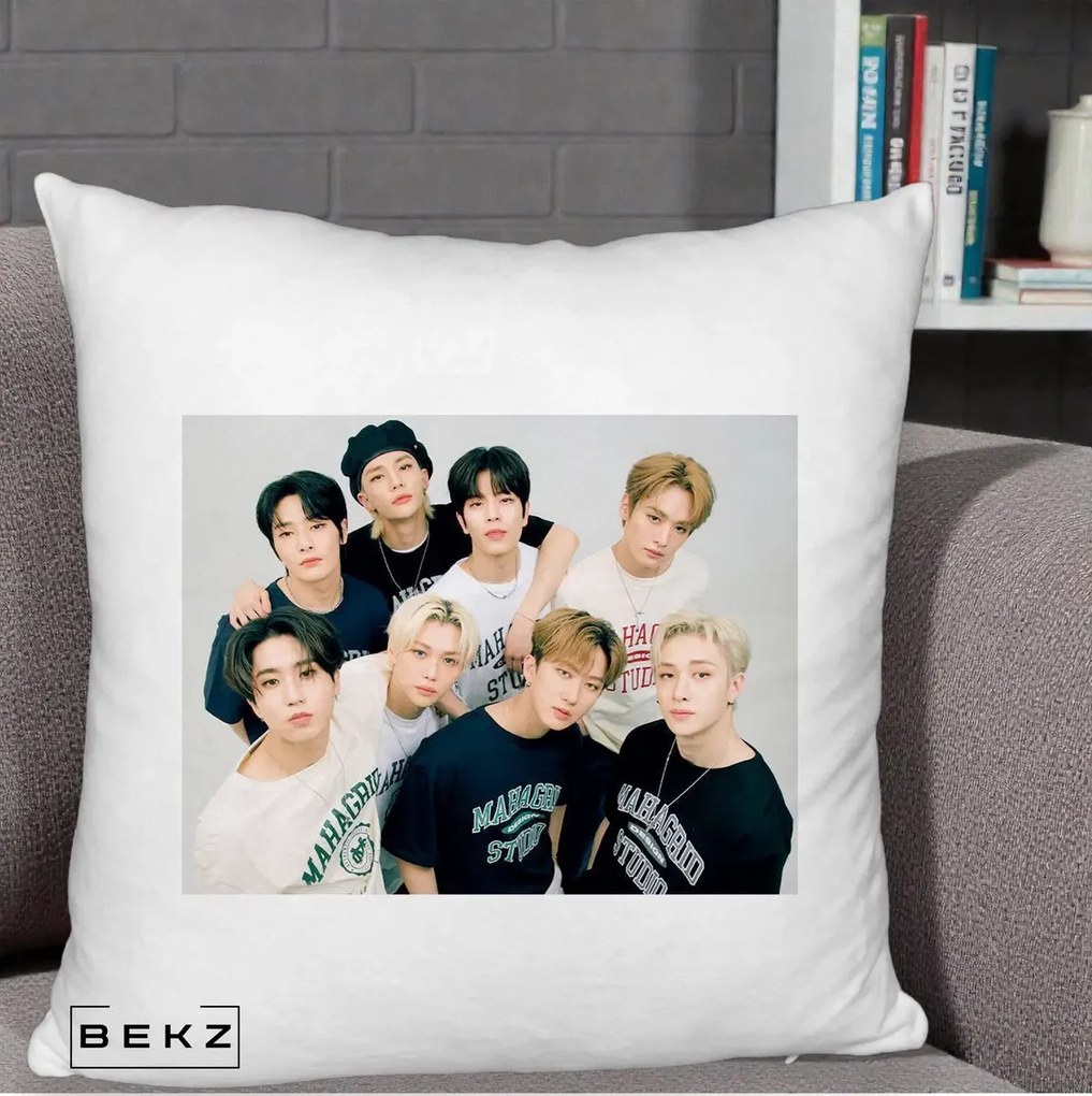 Perna Personalizata K-pop Stray Kids Foto Grup Fara Text, 40x40 cm, Alb Pufos, Husa Detasabila, Perna Inclusa, BEKZ®