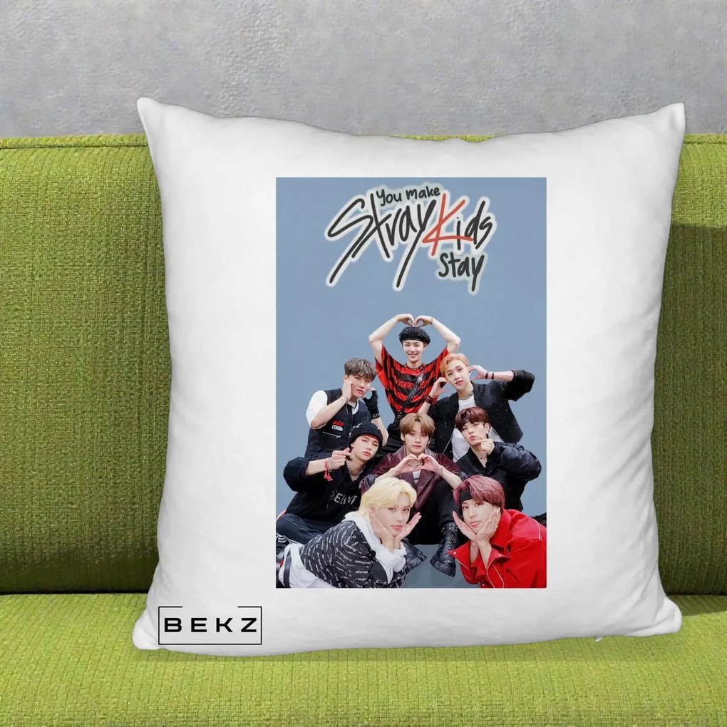 Perna Personalizata K-pop Stray Kids You Make Stray Kids Stay cu Foto Grup, 40x40 cm, Alb Pufos, Husa Detasabila, Perna Inclusa, BEKZ®
