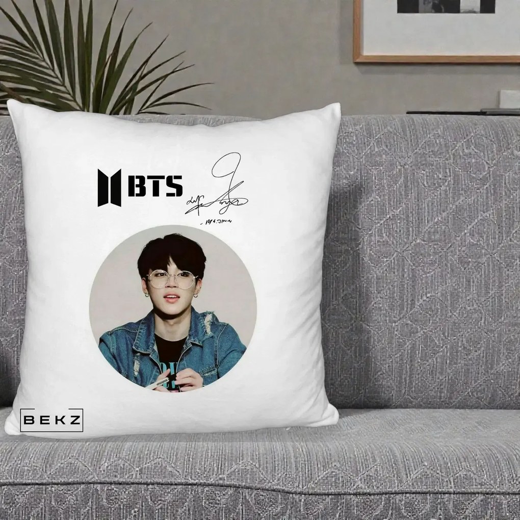 Perna Personalizata K-pop BTS Jimin Portret Cerc Autograf Geaca, 40x40 cm, Alb Pufos, Husa Detasabila, Perna Inclusa, BEKZ®