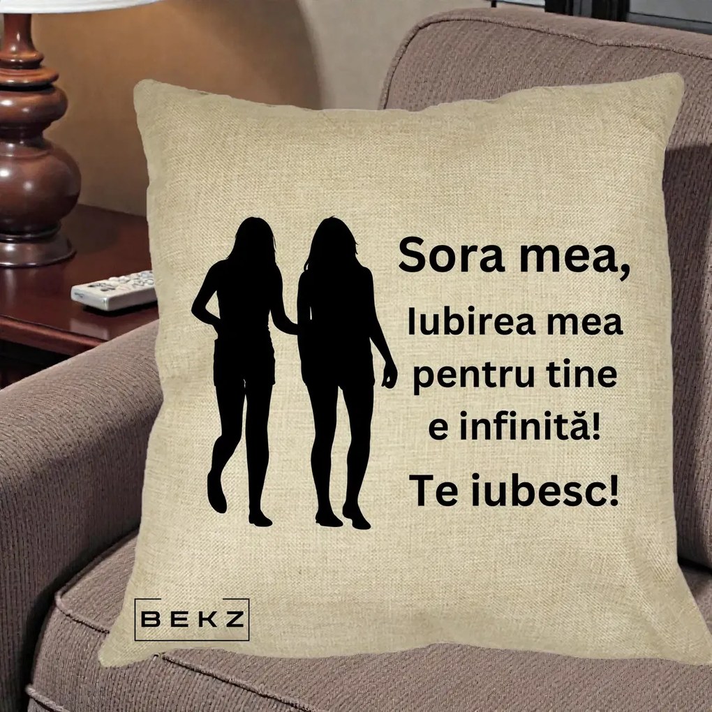 Cadou pentru Sora - Perna Personalizata Sora Mea Te Iubesc Siluete Negre Tinand Maini, 40x40 cm, Crem, Husa Detasabila, Perna Inclusa, BEKZ®