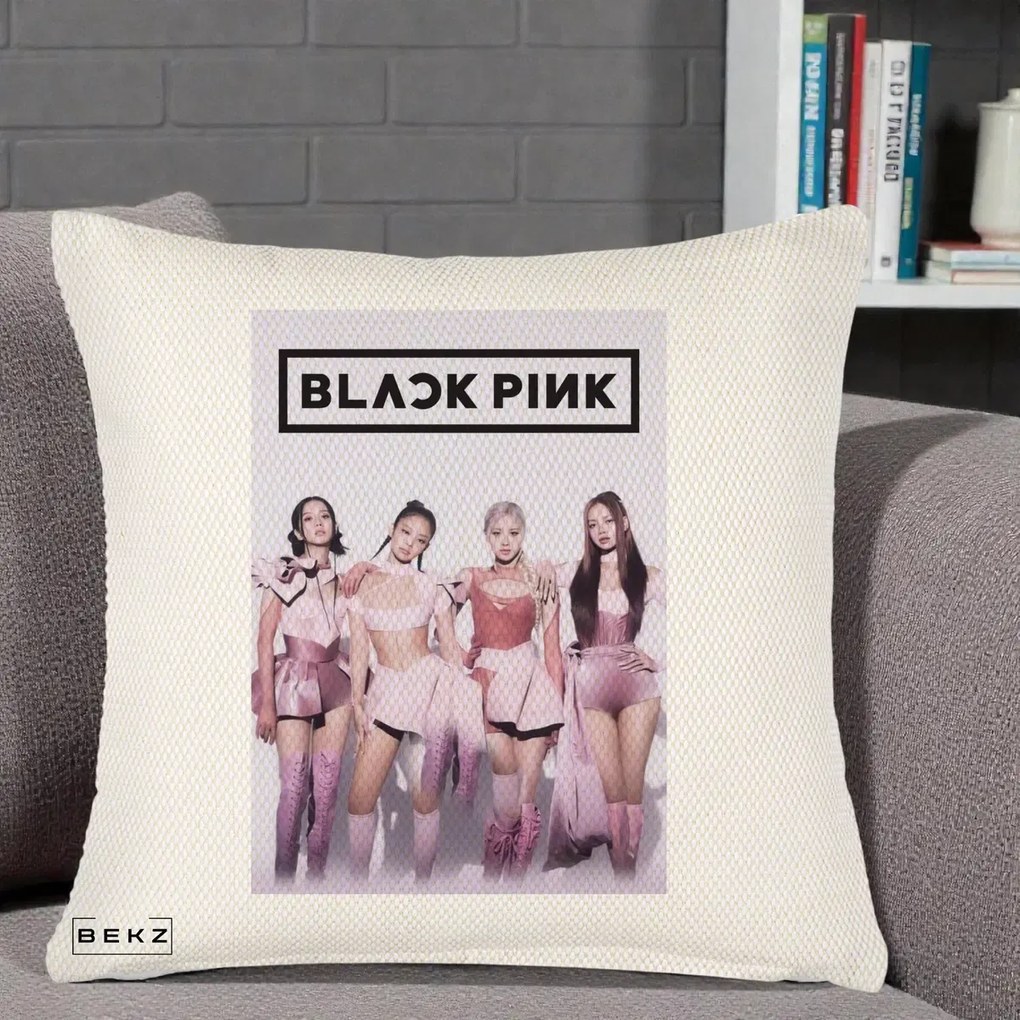 Perna Personalizata K-pop BLACKPINK Poster Roz Tinute Coordonate, 40x40 cm, Crem Reliefat, Husa Detasabila, Perna Inclusa, BEKZ®