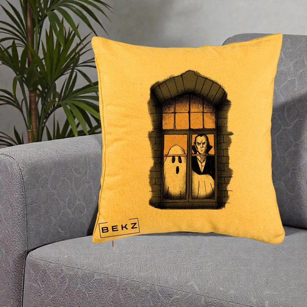 Perna Decorativa Halloween Fantoma si Dracula la Fereastra, 40x40 cm, Galben, Husa Detasabila, Perna Inclusa, BEKZ®