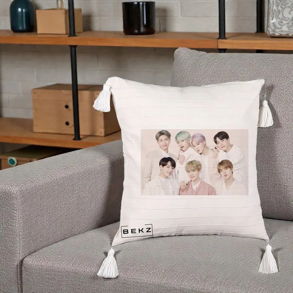 Perna Personalizata K-pop BTS Foto Grup Landscape Pastel, 40x40 cm, Bej cu Franjuri, Husa Detasabila, Perna Inclusa, BEKZ®