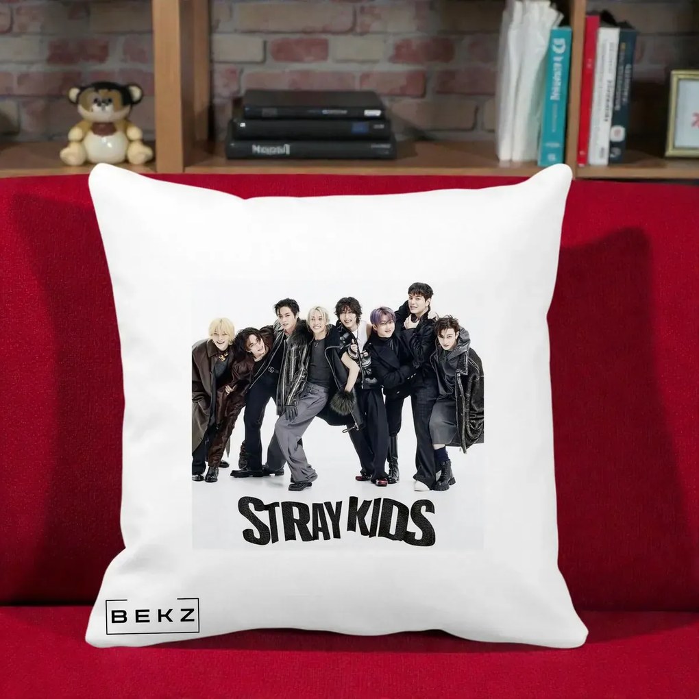 Perna Personalizata K-pop Stray Kids Outfit Negru, 40x40 cm, Alba Mata, Husa Detasabila, Perna Inclusa, BEKZ®