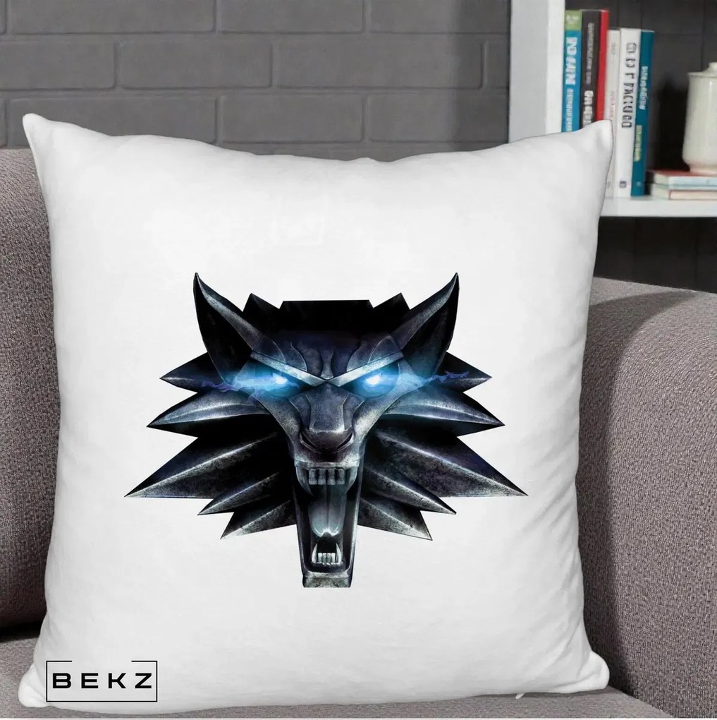 Perna Decorativa The Witcher Wolf Head, 40x40 cm, Alb Pufos, Husa Detasabila, Perna Inclusa, BEKZ®