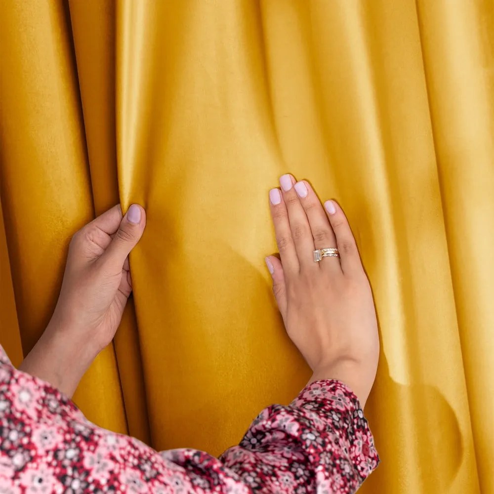 Draperie galbenă dimout (semi-opacă) din catifea 140x245 cm Pleat – Restilo
