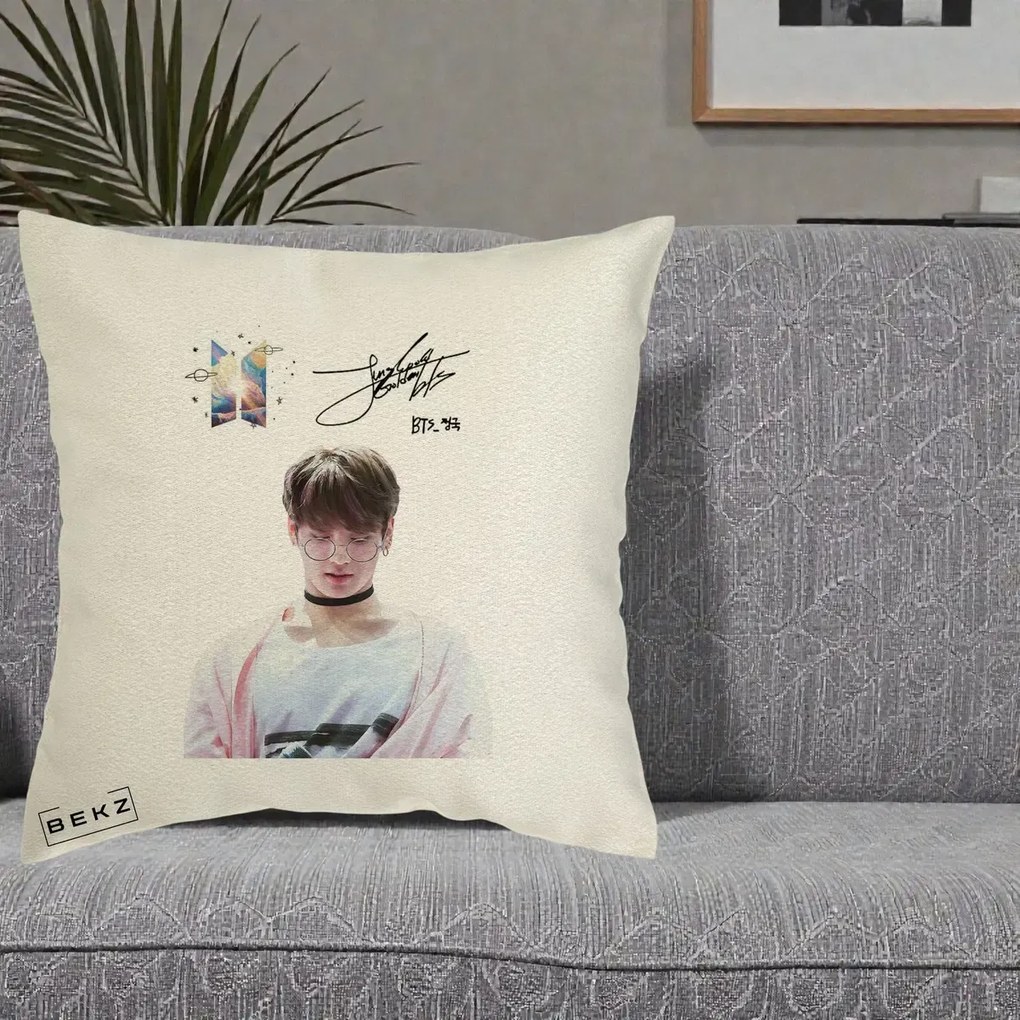 Perna Personalizata K-pop BTS Jungkook Portret cu Ochelari Autograf, 40x40 cm, Ecru, Husa Detasabila, Perna Inclusa, BEKZ®