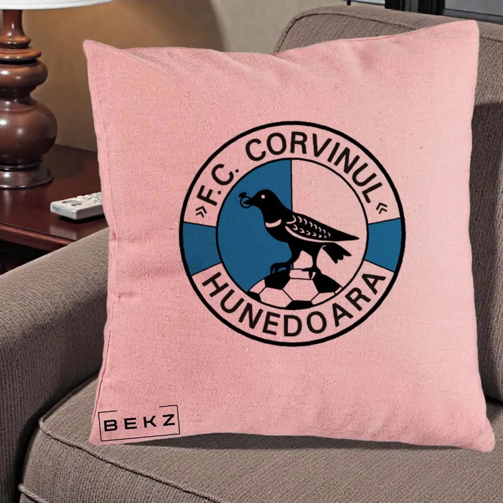 Perna Personalizata FC Corvinul Hunedoara Fotbal, 40x40 cm, Roz, Husa Detasabila, Perna Inclusa, BEKZ®