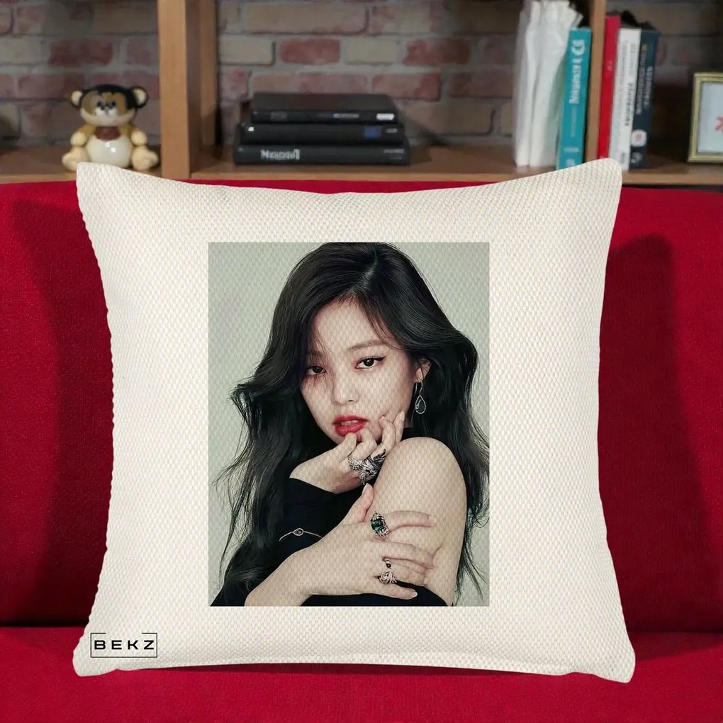 Perna Personalizata K-pop BLACKPINK Jennie Editorial Negru cu Inele, 40x40 cm, Crem Reliefat, Husa Detasabila, Perna Inclusa, BEKZ®