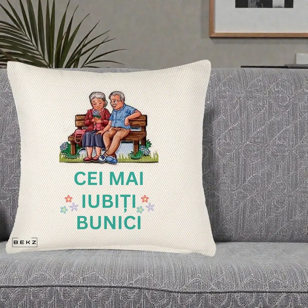 Cadou pentru Bunici - Perna Personalizata Cei Mai Iubiti Bunici Cuplu pe Banca Ilustratie, 40x40 cm, Crem Reliefat, Husa Detasabila, Perna Inclusa, BEKZ®