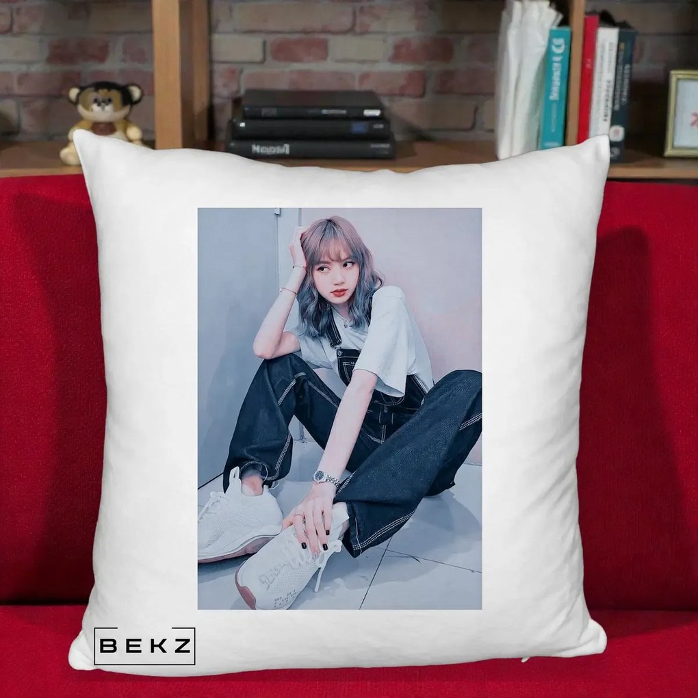 Perna Personalizata K-pop BLACKPINK Lisa, 40x40 cm, Alb Pufos, Husa Detasabila, Perna Inclusa, BEKZ®