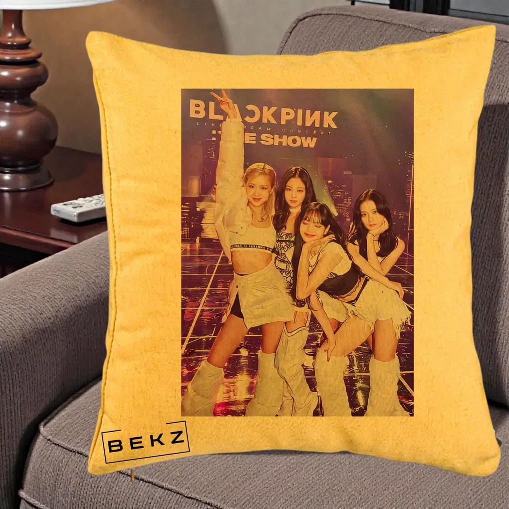 Perna Personalizata K-pop BLACKPINK The Show Concert cu 4 Membre pe Scena, 40x40 cm, Galben, Husa Detasabila, Perna Inclusa, BEKZ®