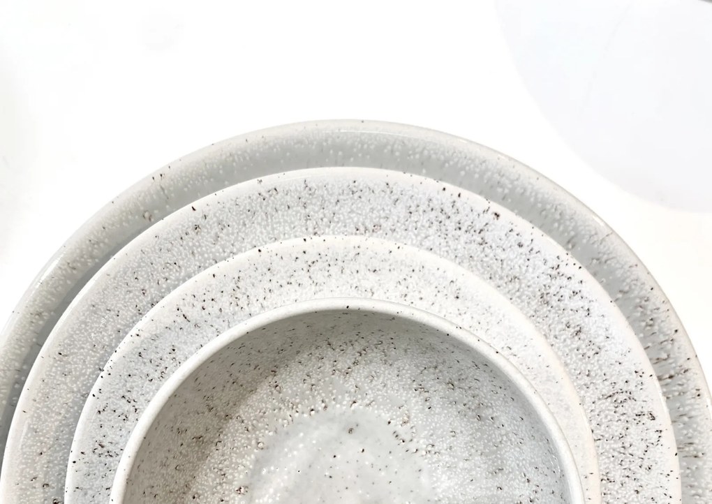 Set Triplu NOVA: Arta in Ceramica cu Picaturi de Visiniu (Farfurie 26cm, Farfurie Mica 20cm Bol)